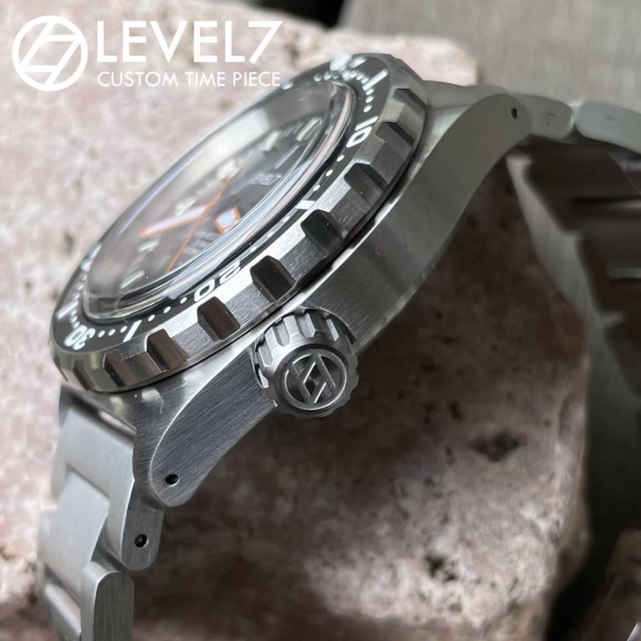 日本製 ハンドメイドの腕時計 20気圧防水 自動巻き SEIKO NH36 サファイアトップハット風防 316Lステンレス 腕時計 LEVEL7 LEVEL7 ベゼル 針 腕時計 インデックス 文字盤 TIME 商品説明 ケースには 錆に強く 低アレルギーな金属 医療器具などに使用される316Ｌサージカルステンレス 風防は 　耐水 防水性は 20気圧を確保 　蓄光 ハンズ には 薄暗い時 暗い時 どんな時でも カスタマイズ出来るパーツは 風防 新しい規格を考え 　もちろんLEVEL7のもう一つの柱でもあるレザー部門が 製作するハンドメイドレザーベルトも着せ替え出来ます その日の気分 季節 シチュエーションに合わせコーディネート出来る『大人の男が本気で遊べる腕時計』 組み合わせは 無限！　楽しみも無限大 新感覚の腕時計 それが このLEVEL7の『CUSTOM SII パーツのみ非売品 チャプターリング：ブラッシュシルバー