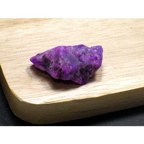 スギライト ２１カラット sugilite 簡易鑑別付き 杉石 スジライト 原石  ヒーリングストーン 南アフリカ共和国 送料無料 No.０２の画像
