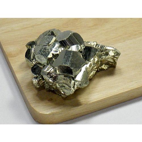パイライト １９２ｇ 鑑別書付き クション Pyrite 黄鉄鉱 パイライトクラスター 原石 ペルー・ワンサラ鉱山産 全国送料無料 No.１７の画像