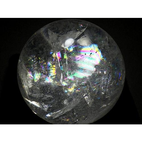 レインボークォーツ 天然水晶 ６１mm 丸玉 台座付き アイリスクォーツ スフィア 虹入り 水晶玉 ブラジル産 送料無料 No.０２の画像