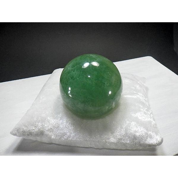 グリーンフローライト 大玉 65mm 695g 台座付き 丸玉 スフィア