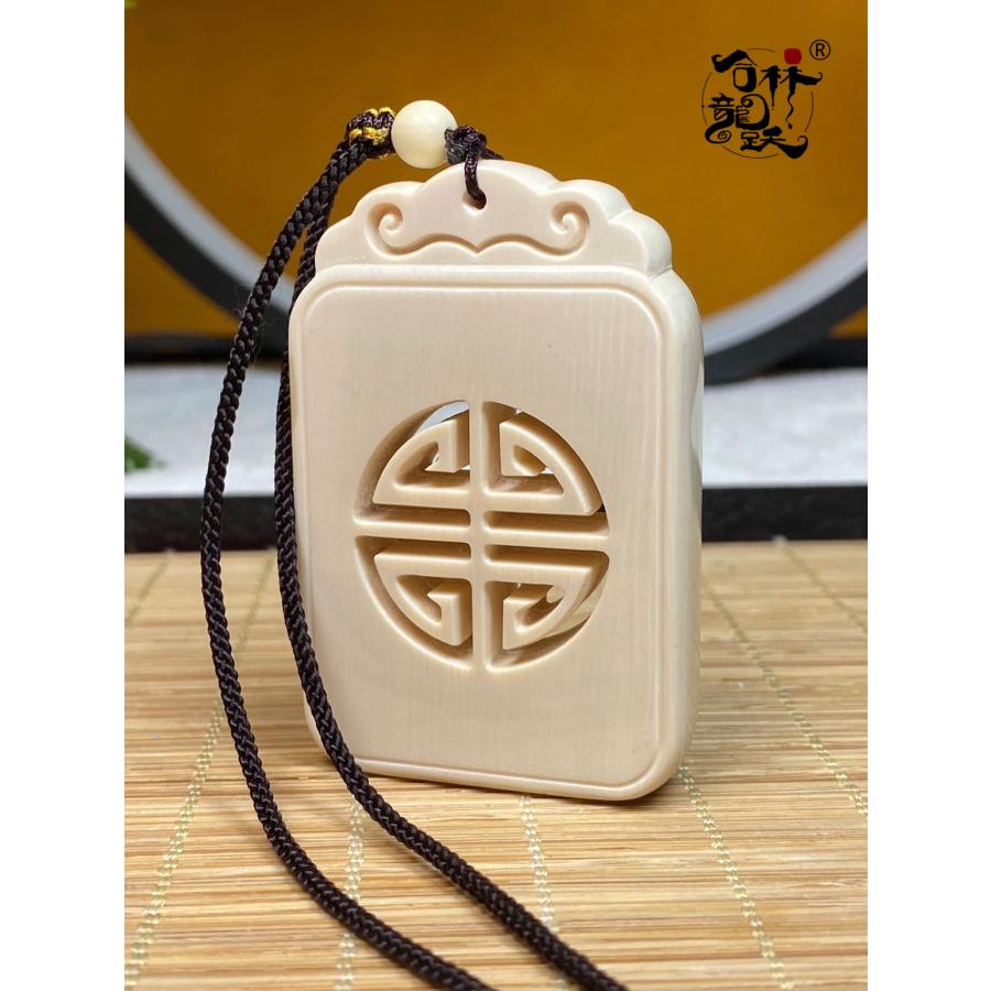【正規販売店】 天然　モンマスの牙　精巧彫刻　福寿無事札　ペンダント 【AA8704586496】(30712円)