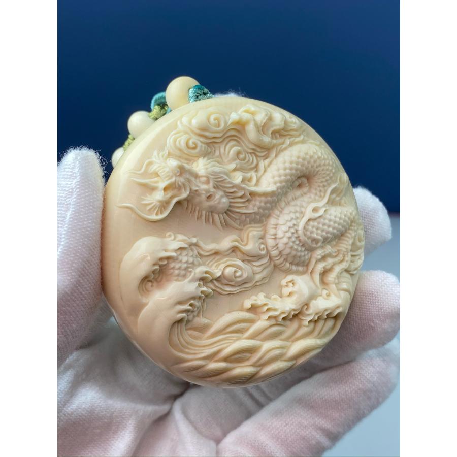 ペイント】天然マンモス牙美しい手作り彫刻 龍行天下 ペンダント