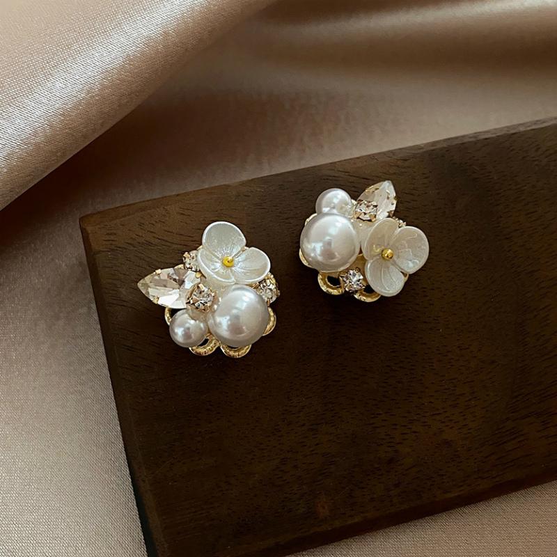 アクセサリー 小物 ジュエリー ピアス お花 フラワー パール 小さめ ガーリー ゴールド ホワイトオシャレ シンプル オフィス デート リラックス 通学 Acm35 Acm35 ライバルはデパートgracefulsmile 通販 Yahoo ショッピング