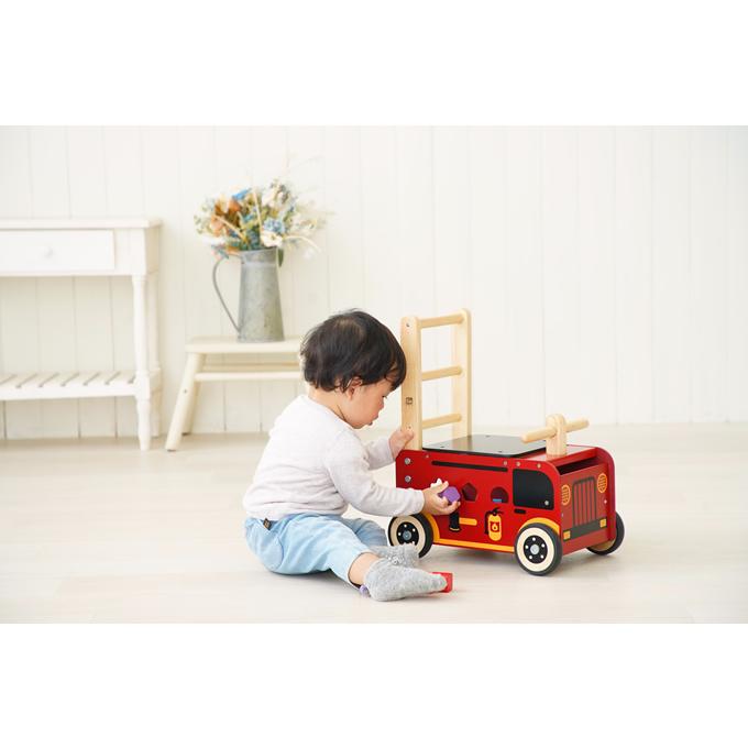 乗用玩具 アイムトイ 知育玩具 ウォーカー＆ライド消防車 木製 型はめ  出産祝い 子供 パズル  オモチャ 乗り物 手押し車の画像