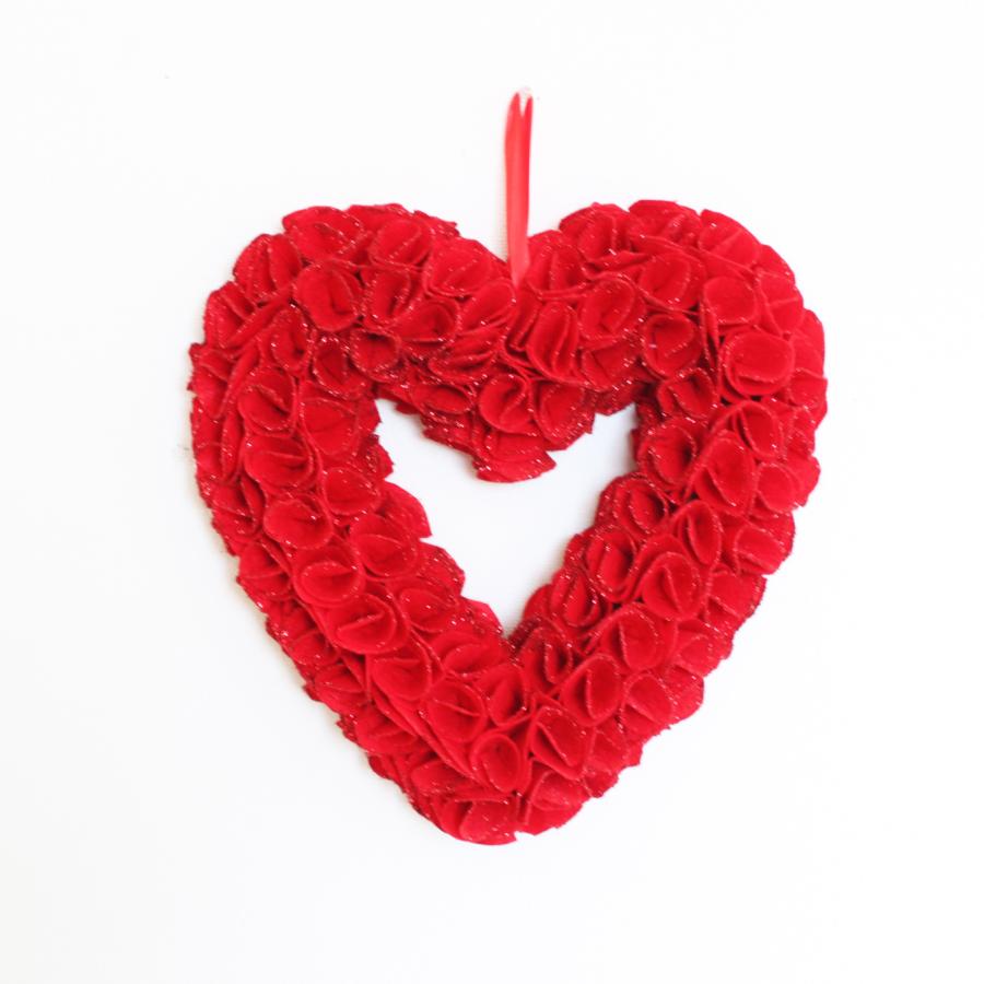 フェルトで作った真っ赤なハート型クリスマスリース（ラメ付