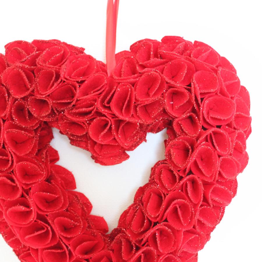 フェルトで作った真っ赤なハート型クリスマスリース（ラメ付