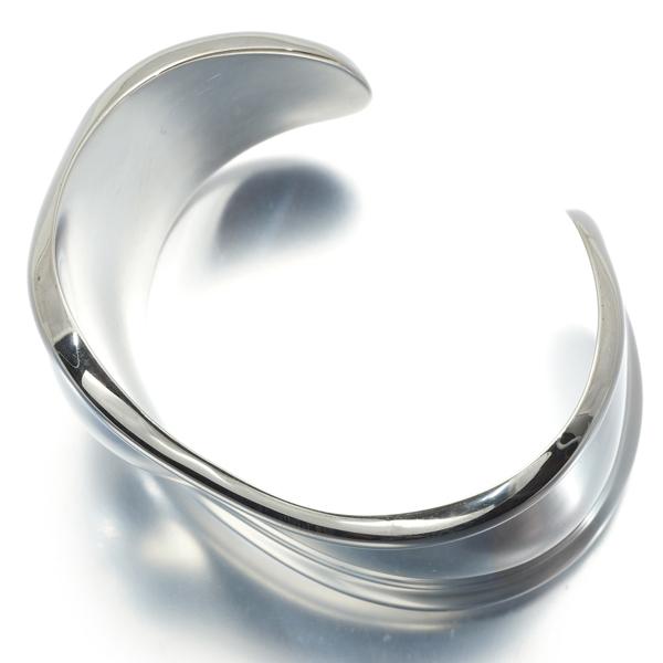 ティファニー ボーンカフ バングルメタリック シルバー右腕