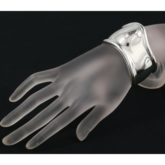 ティファニー ボーンカフ バングルメタリック シルバー右腕