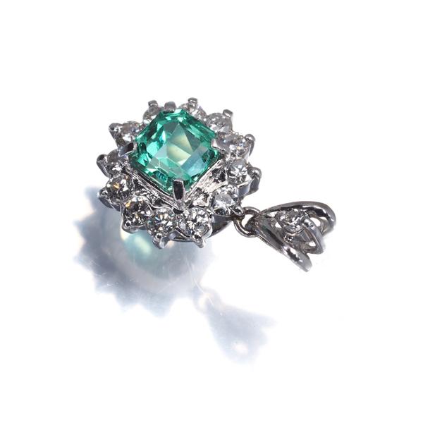 エメラルド 0.83ct ダイヤ ダイヤモンド 0.39ct フラワー ペンダントトップ Pt900 ソーティングGENJ |  | 01