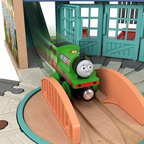 きかんしゃトーマス 木製レールシリーズ Thomas パーシーとティドマス機関庫 3才 Hbj81 ライトブラウン Zzza5fd ぐりーんどらんど 通販 Yahoo ショッピング