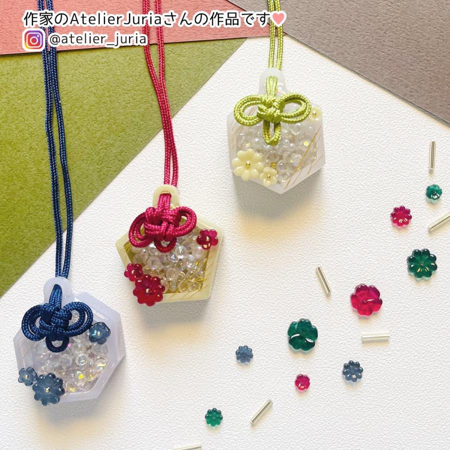 売り切れ】水面に沈む赤色花のレジンバッグチャーム 売り切れ】水面に