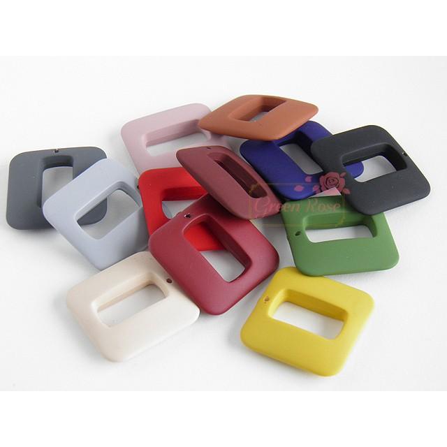 マット加工のプラスチックチャーム すかしスクエア 12色 2個 1712
