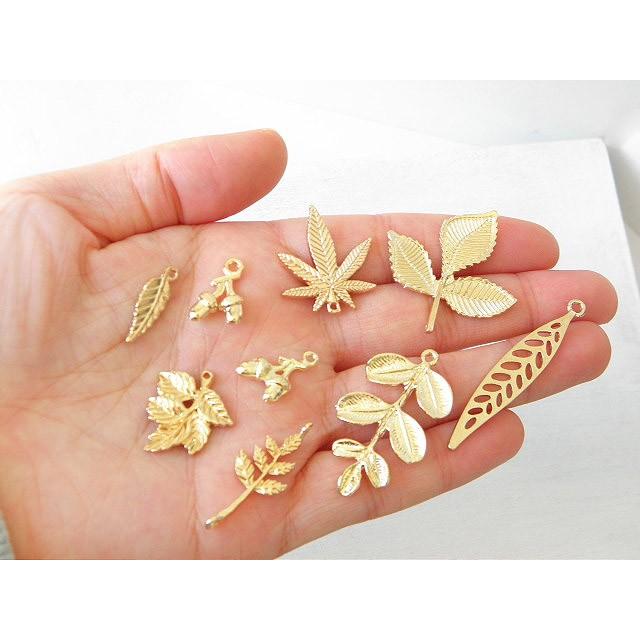 金属チャームパーツ 葉っぱ10個 秋 植物 パーツ 1510 :Metalcharm344-3:GreenRoseネットショップYumi - 通販 - Yahoo!ショッピング 金属チャームパーツ 葉っぱ10個 秋 植物 パーツ 1510 :Metalcharm344-3:GreenRoseネットショップYumi - 通販 - Yahoo!ショッピング