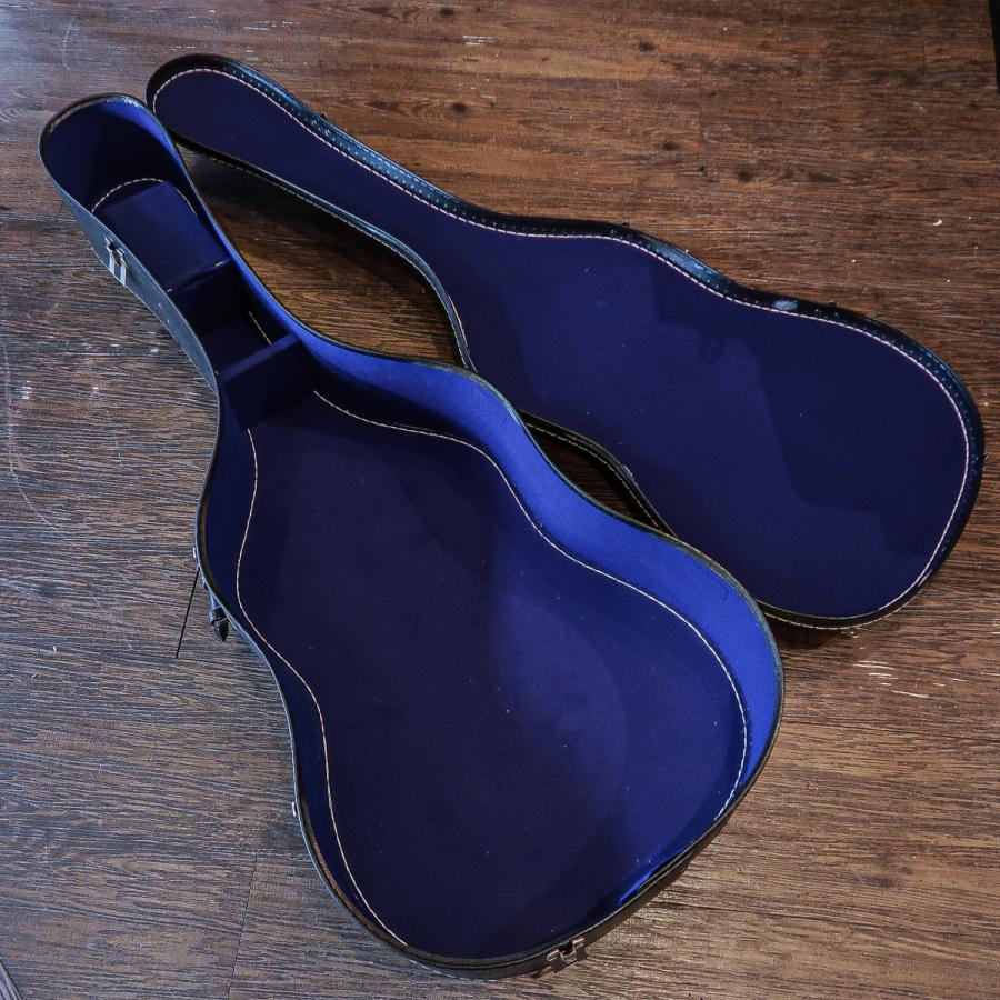 青 アコースティックギターとケース 青 アコースティックギターとケース 青 アコースティックギターと