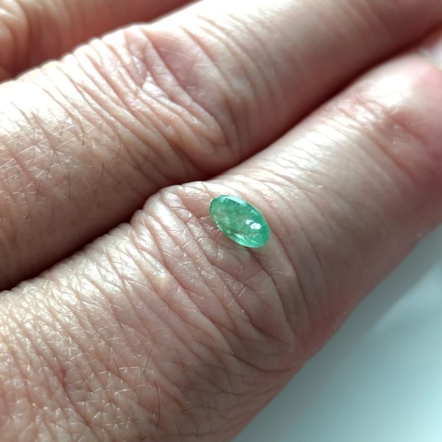 エメラルド ルース 天然石 AA++ オーバルカット 約6×4mm 約0.44ct ブラジル産 宝石質 穴なし 裸石 5月誕生石 アクセサリーパーツ ハンドメイドの画像