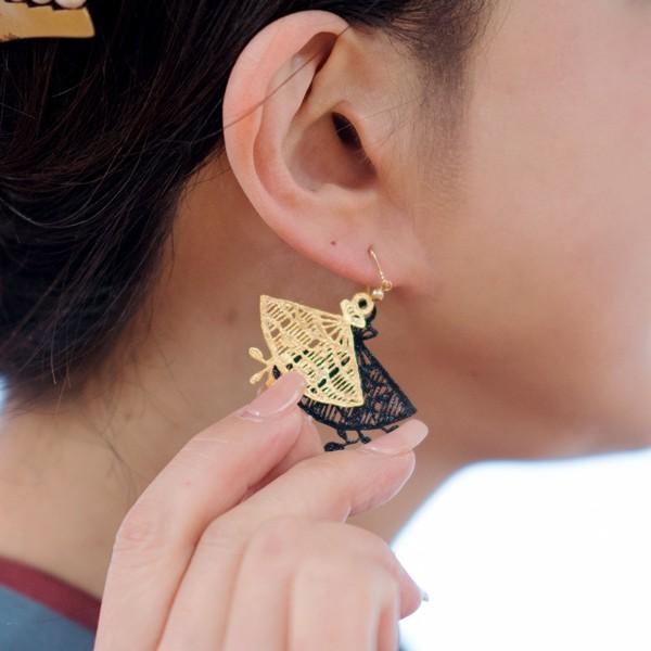 和風ピアス KIRIE BIJOU 茜 （あかね） 金箔 黒漆塗 超軽量 フック ドロップ 揺れる 着物 浴衣 和装 上品 おしゃれ レディース 誕生日プレゼント 母の日 ギフトの画像