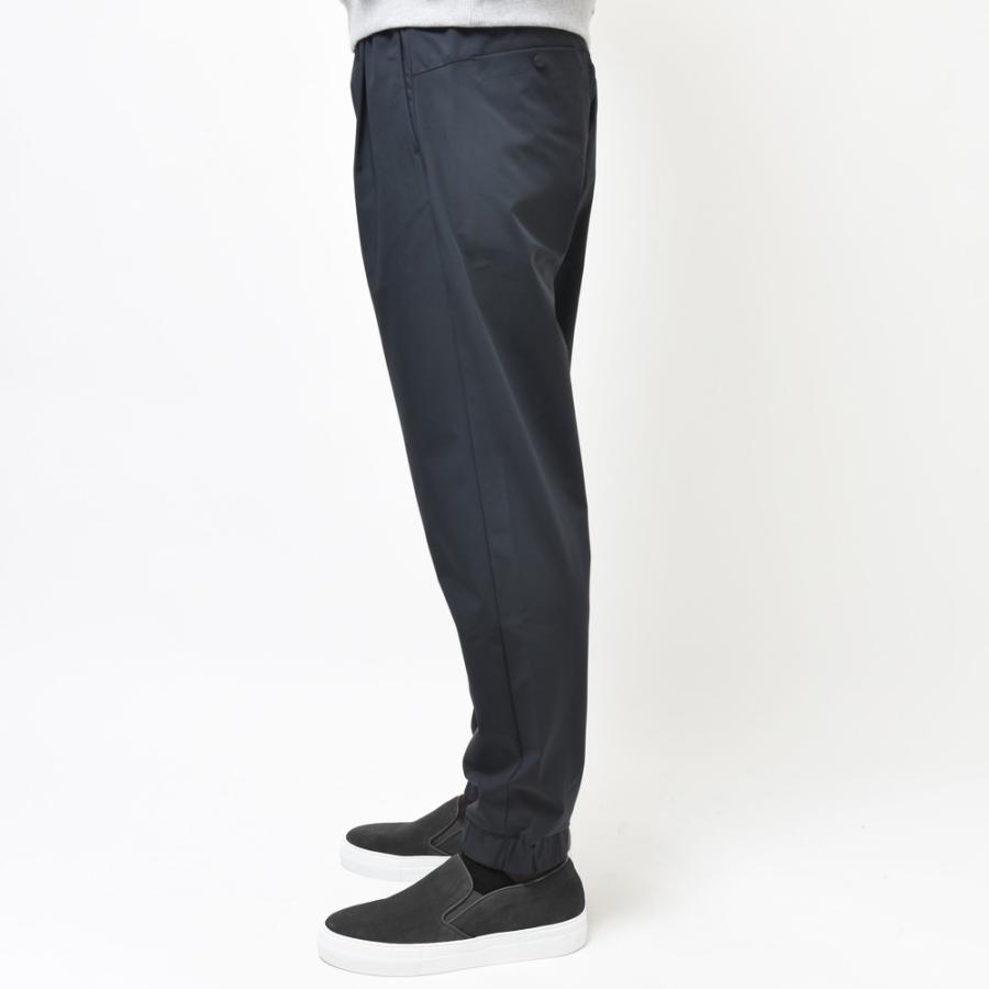 HERNO（ヘルノ）Laminarラミナー ウォーターレペレントストレッチナイロン1プリーツシャーリングリブパンツ PT00015UL ...