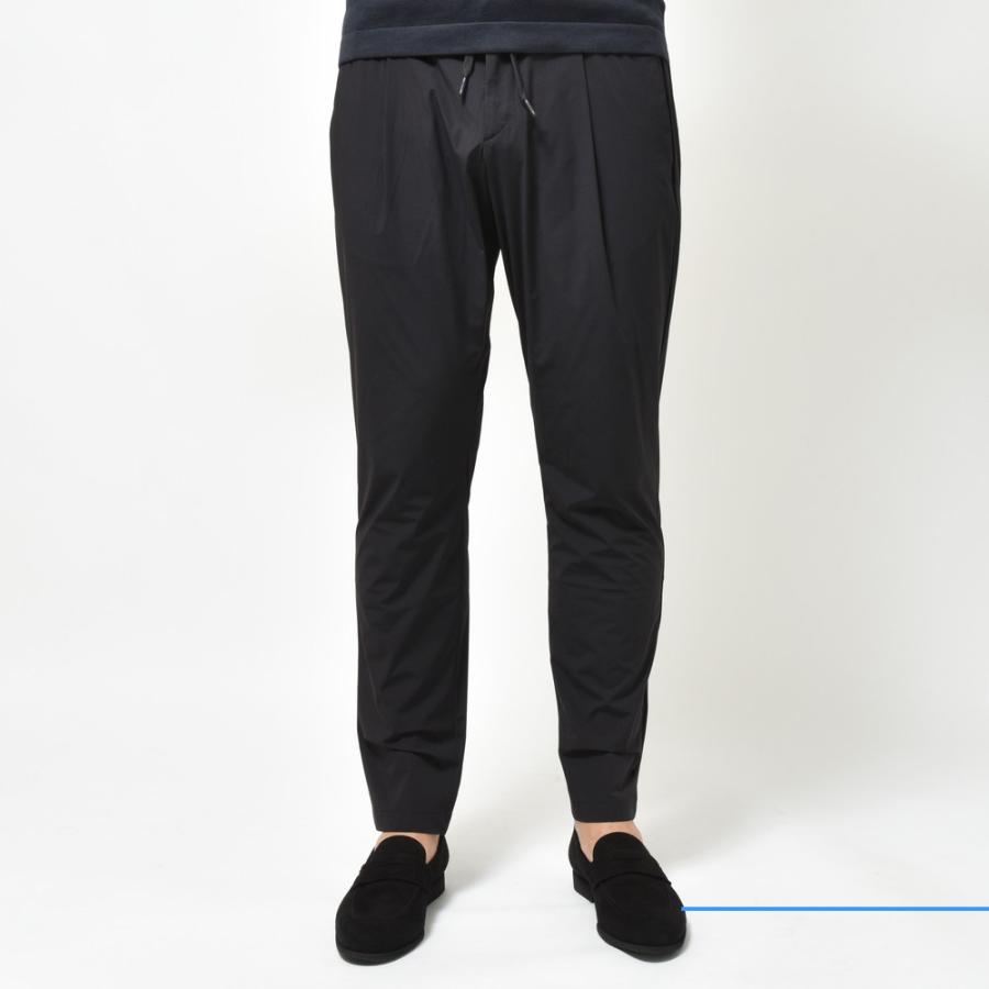 【SALE30】HERNO（ヘルノ）LAMINARラミナー ウォーターレペレントストレッチナイロン1プリーツテーパードシャーリングパンツ ...