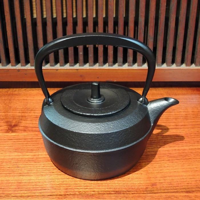 岩鋳 IWACHU 鉄瓶 急須 黒×金 日本製 岩鋳（IWACHU） 南部鐵器 鉄瓶 ケトルバウム 黒焼付 : ぐんきんNET