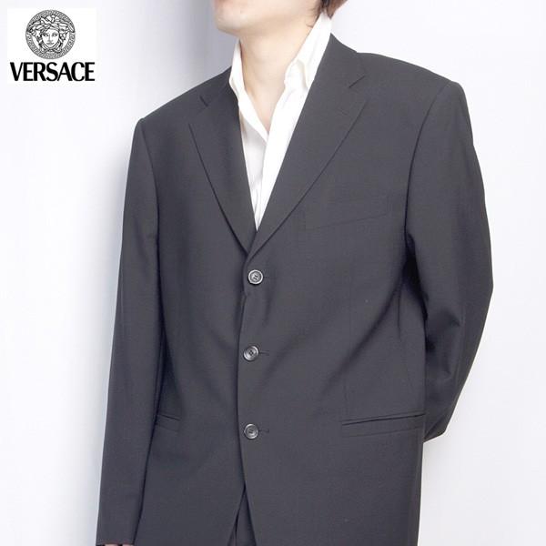 匿名配送 ヴェルサーチ VERSACE メンズ スーツ セットアップ フラップポケット ノッチドラペル3つボタンジャケットスーツ ブラック 黒 【HOV2071940785】(73128円)