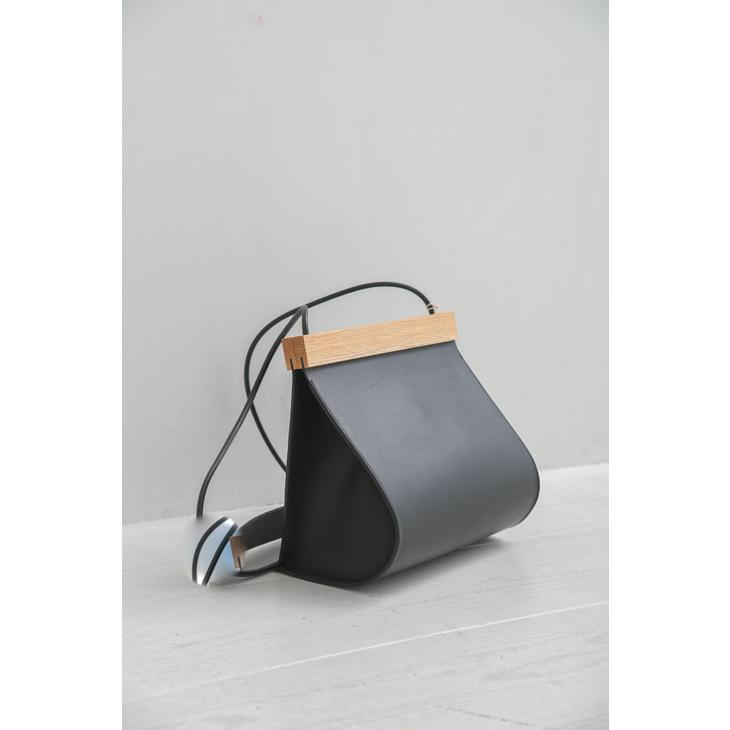 yuruku (ユルク) | Clap Wood Round Pouch (black) ショルダーバッグ 