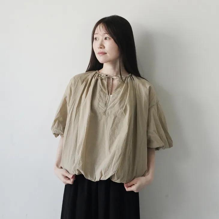 FACTORY (ファクトリー) | 綿ローン パラシュートブラウス (硫化ベージュ) size 2 | ギャザー バルーン袖 26SS 春夏の画像
