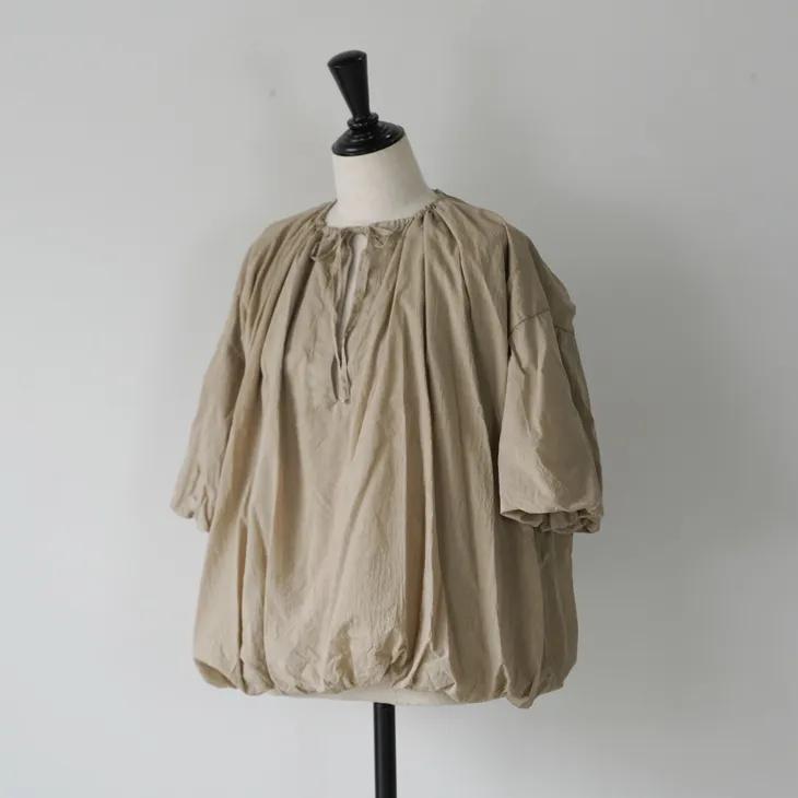 FACTORY (ファクトリー) | 綿ローン パラシュートブラウス (硫化ベージュ) size 2 | ギャザー バルーン袖 26SS 春夏の画像