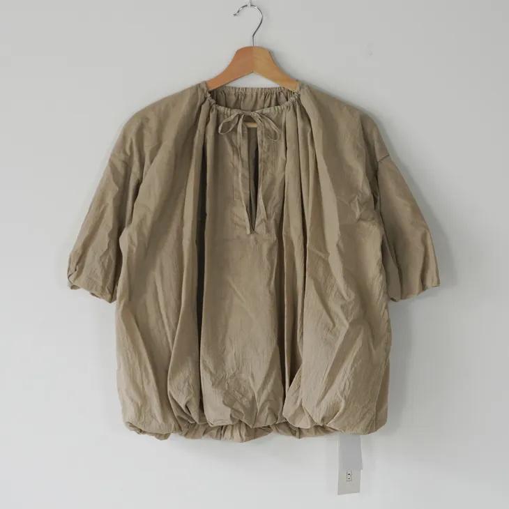 FACTORY (ファクトリー) | 綿ローン パラシュートブラウス (硫化ベージュ) size 2 | ギャザー バルーン袖 26SS 春夏の画像