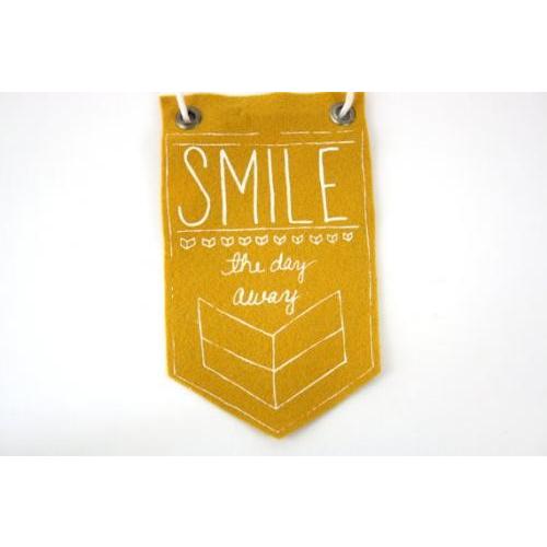 URBAN BIRD & CO. | SMILE THE DAY AWAY (yellow) | フェルト・バナー｜hafen