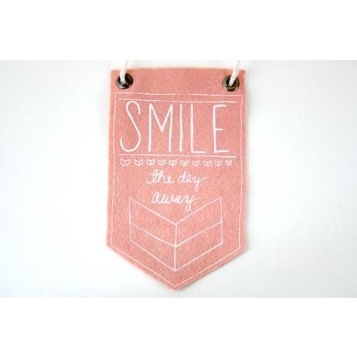 URBAN BIRD & CO. | SMILE THE DAY AWAY (pink) | フェルト・バナー｜hafen