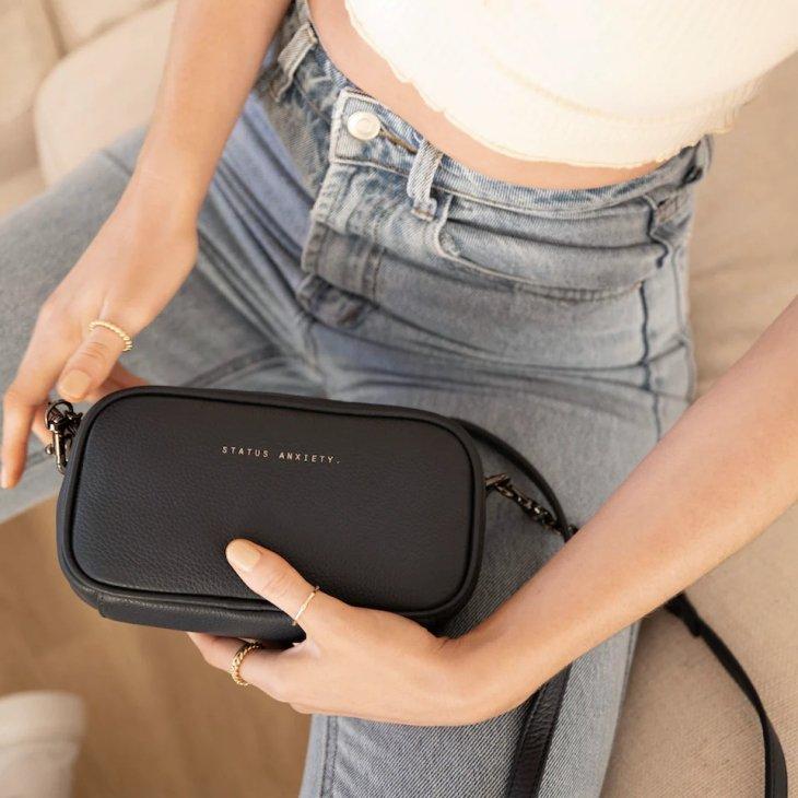 【STATUS ANXIETY／新品・日本未入荷！送料込・即購入可】本革バッグ Reverie Women's Black Leather Bag | Status Anxiety®