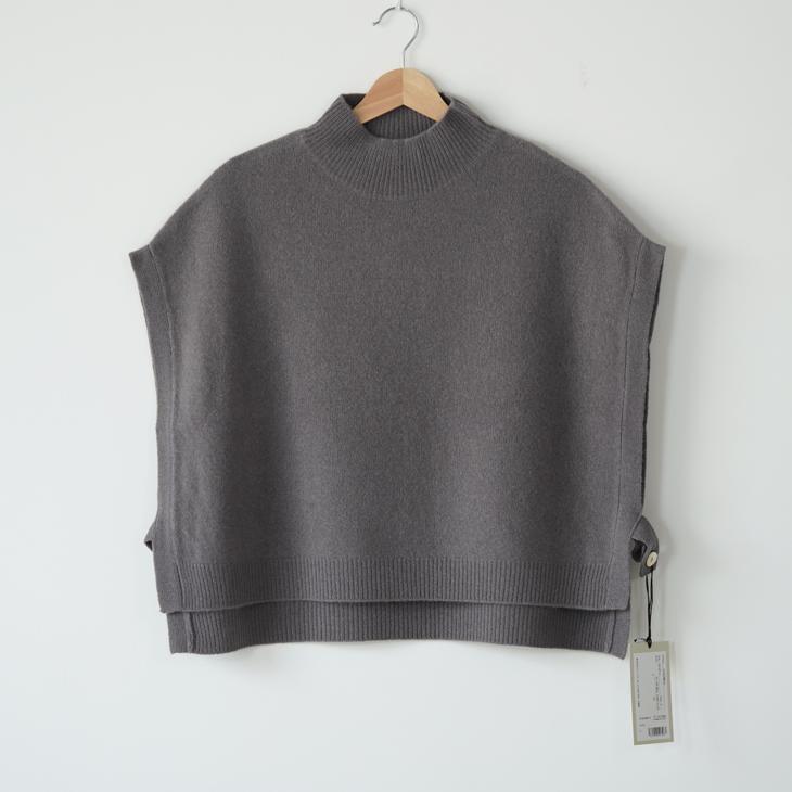 utilite (ユティリテ) | モックネックべスト (charcoal gray / off