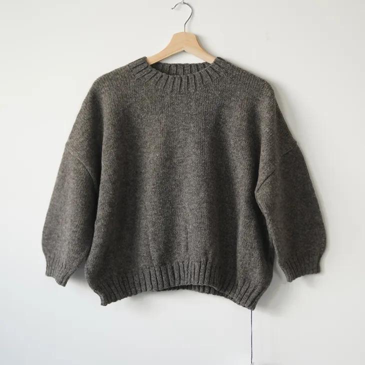 utilite (ユティリテ) | クルーネックプルオーバー (ブラウン/クロ