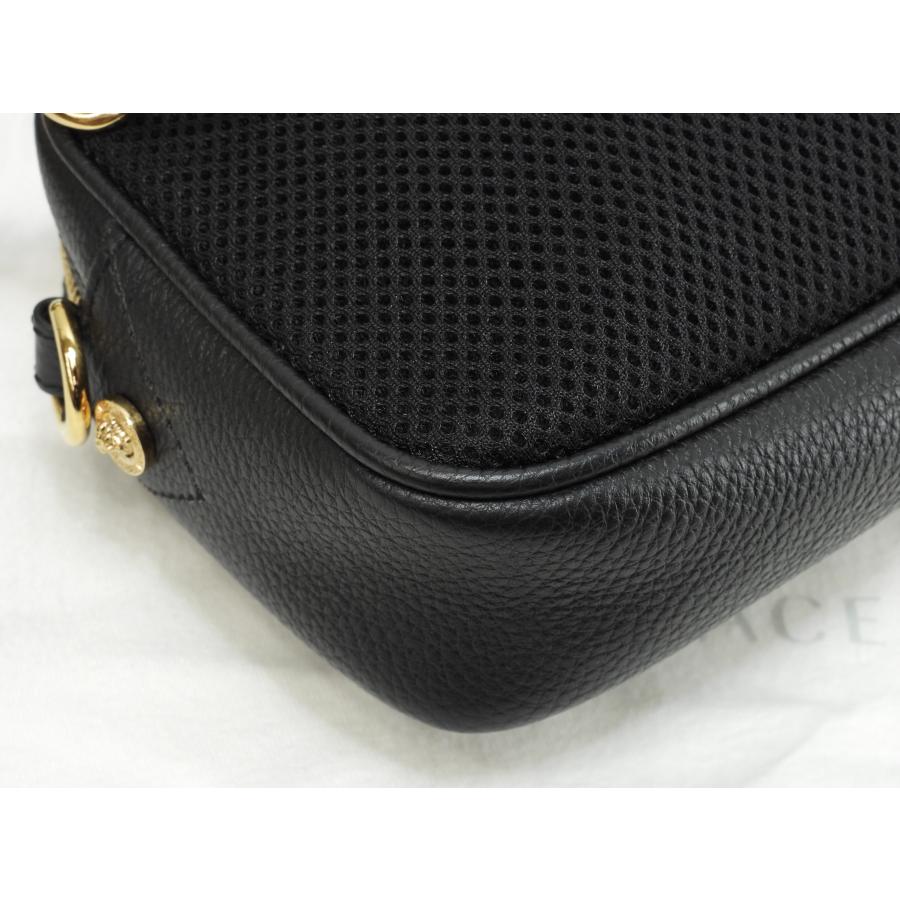 美品 ヴェルサーチ レザー ボディバッグ ロゴ金具 メデューサ ファスナー 黒 VERSACE（ヴェルサーチェ） ヴェルサーチ ボディバッグ メドゥーサ