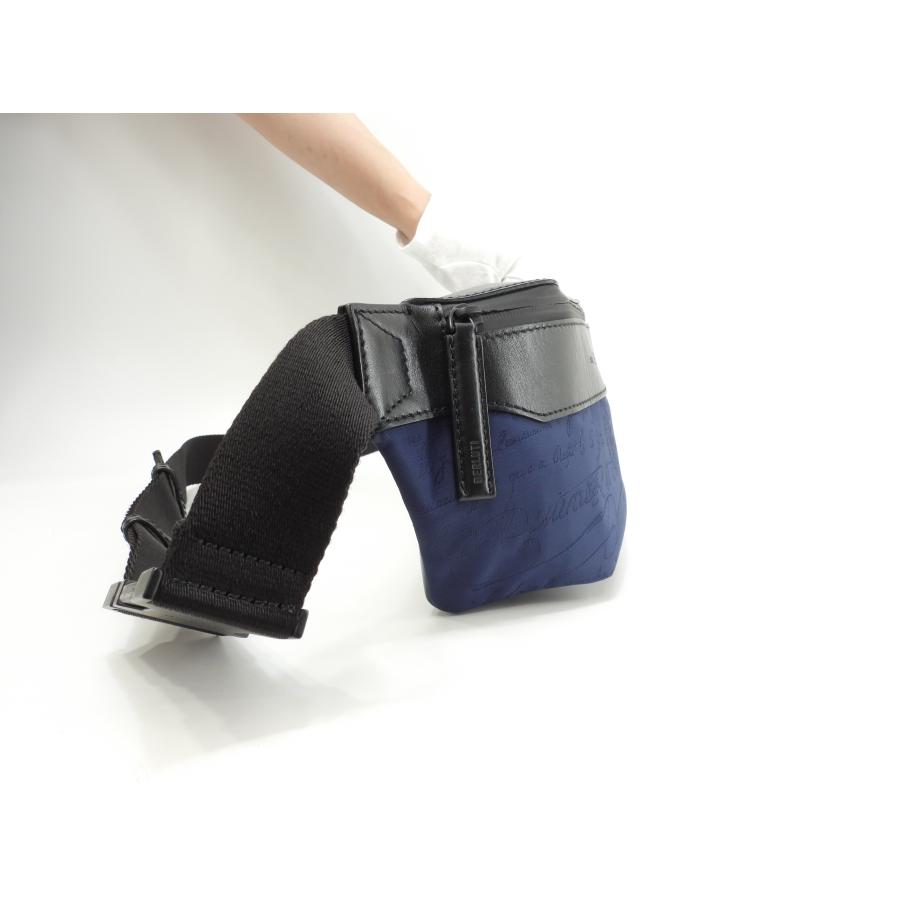 Berluti（ベルルッティ） ボディバッグ カリグラフィ ナイロン紺