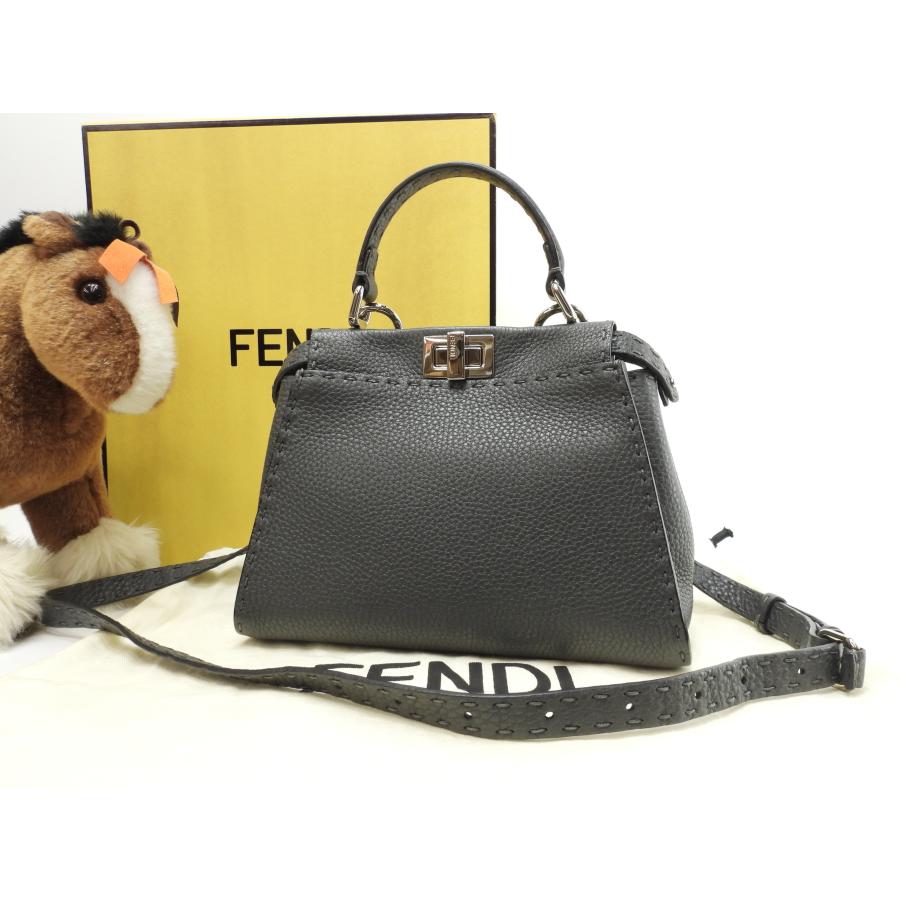 FENDI ピーカーブー エッセンシャリー アイコニック 【公式通販】