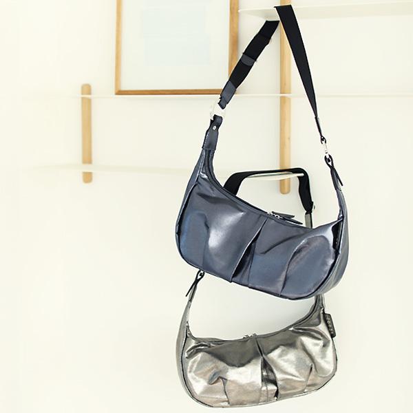 cooga(クーガ) ショルダーバッグ - ダークグレー 型押し加工/巾着型 エナメル（レザー） cooga(クーガ) ショルダーバッグ - ダークグレー 型押し加工/巾着型