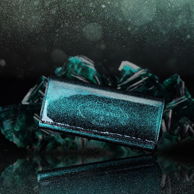 値下げFRUTTIDIBOSCO ロングウォレット ALBA(アルバ) 真夜中を鮮やかにすり抜ける。真っ赤なルージュとダルメシアンの