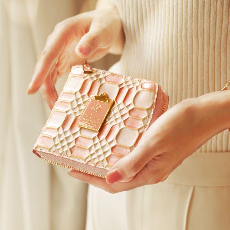 特別価格【美品】Her schedule ローズゴールド 二つ折り財布 HerSchedule】二つ折りウォレット 「美と幸せ」のバラの香りを宝石箱に