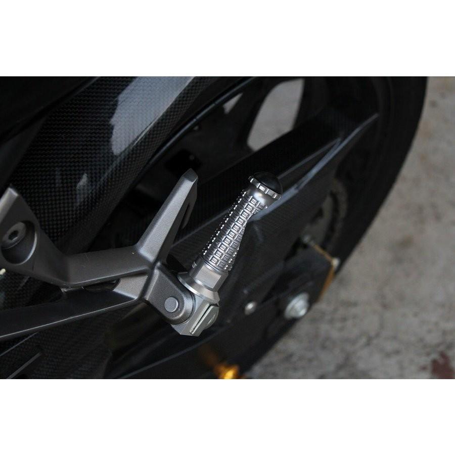 アルミ削り出しタンデムステップ スタンダードタイプ（取付部 シルバー