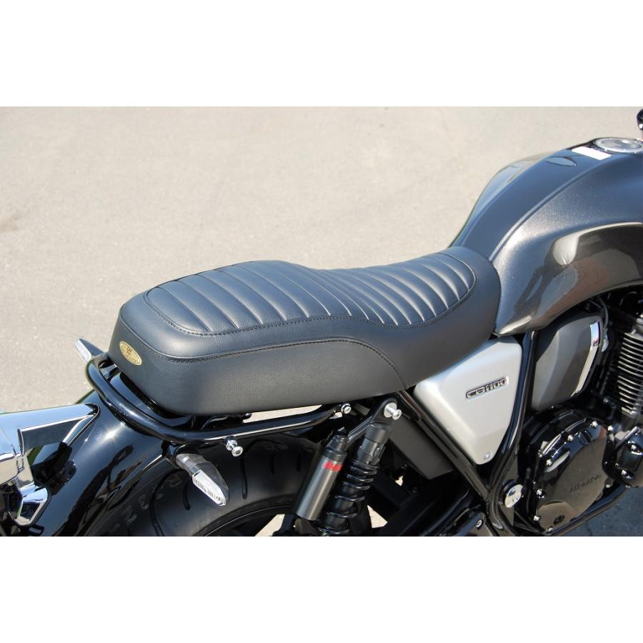 CB1100 タックロールシート&グラブバー 😎 今日はCB1100のお客様が タックロールシートとタンデムバーを