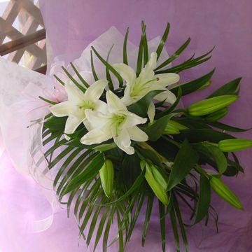 お歳暮 白いユリのお供え花束 通夜 葬儀にも