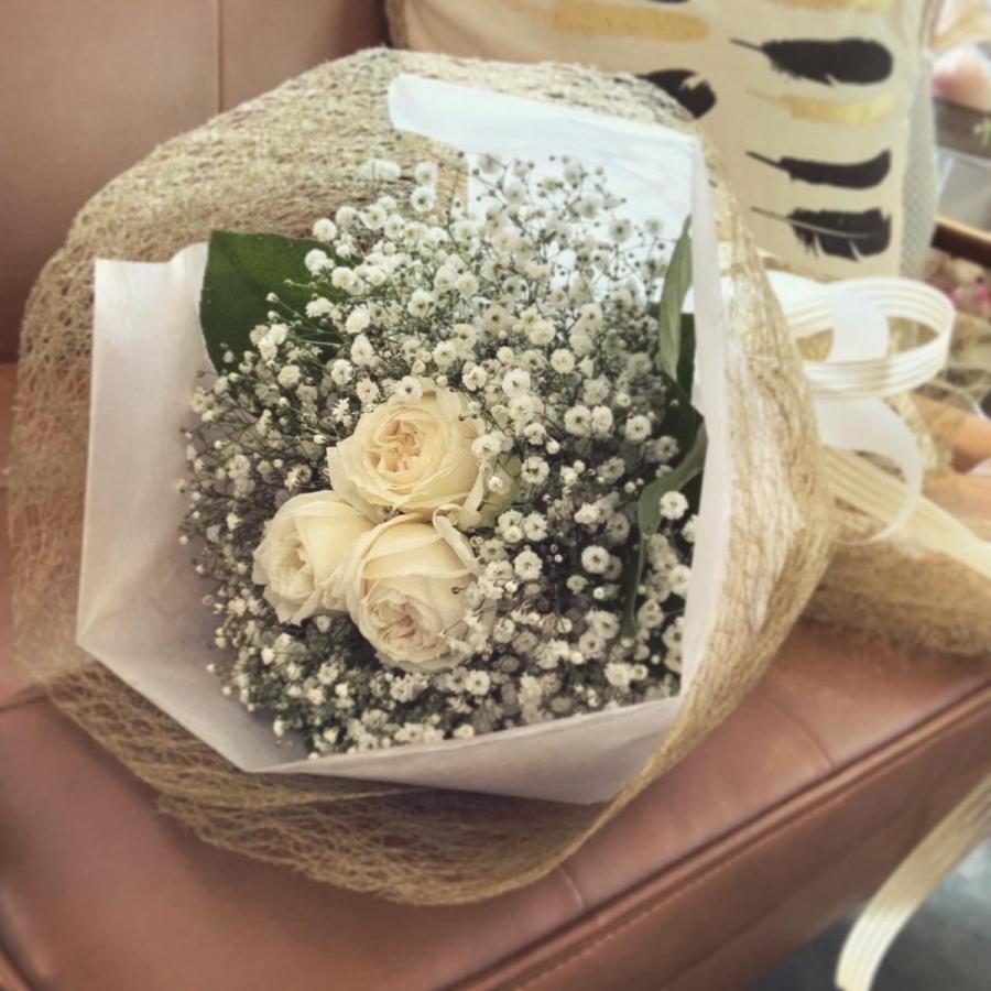 バラとかすみ草のブーケ【熊本県八代市・氷川町内配達限定
