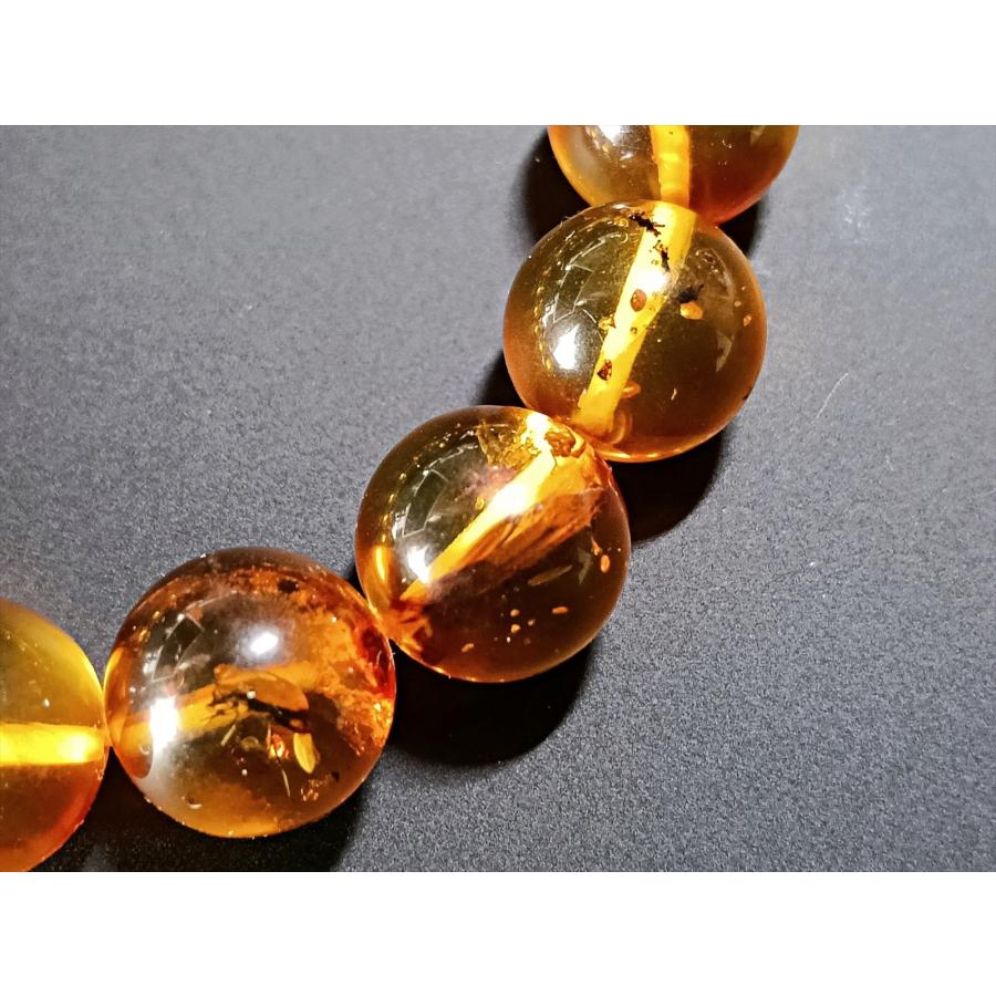 【現物写真】虫入りアンバー（琥珀）　11.5ｍｍ　内径約15ｃｍ　こだわり浄化ブレスレット　日本製オペロンゴムの画像