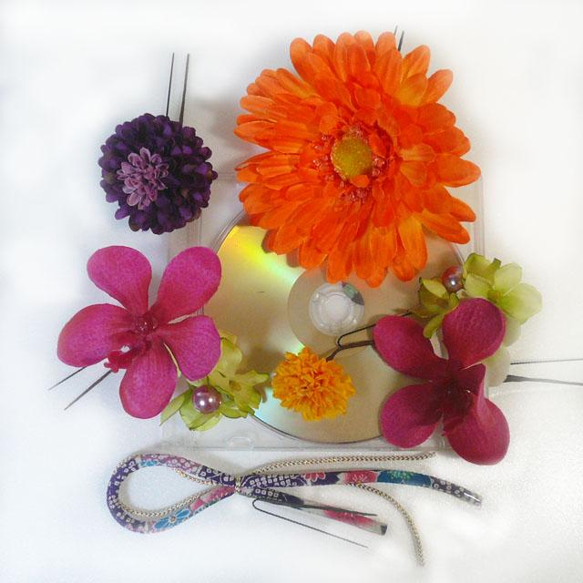 髪飾り 花 成人式 ガーベラとラン菊オレンジ　結婚式 振袖 卒業式 袴 着物　アートフラワー |  | 03