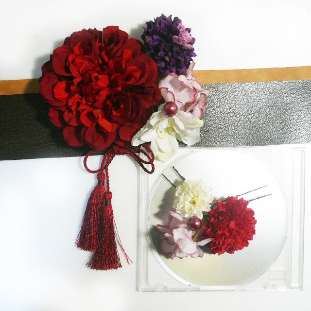 髪飾り 成人式 卒業式 結婚式 花 ダリアreとデルフィ菊房付 赤白紫ピンク 振袖 袴 浴衣 和装 着物 アートフラワー |  | 01