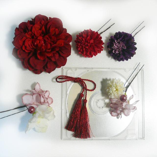 髪飾り 成人式 卒業式 結婚式 花 ダリアreとデルフィ菊房付 赤白紫ピンク 振袖 袴 浴衣 和装 着物 アートフラワー |  | 02