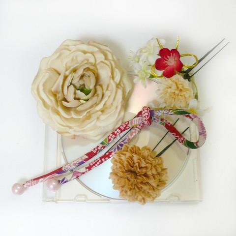 花 髪飾り 金鳳花と菊梅他 ベージュ  結婚式 成人式 卒業式 浴衣 |  | 01