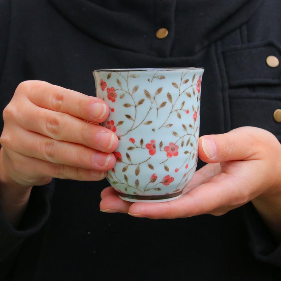 湯呑（湯飲み茶碗） 有田焼 夕霧湯呑（赤） 軽量 スリム 夫婦湯呑 花柄｜和食器 陶器 三階菱 : 有田焼通販 花笑み - 通販 ...